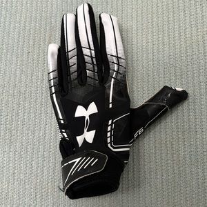 Underarmor brand, left handed receiver’s football glove. Youth Medium. Like new.